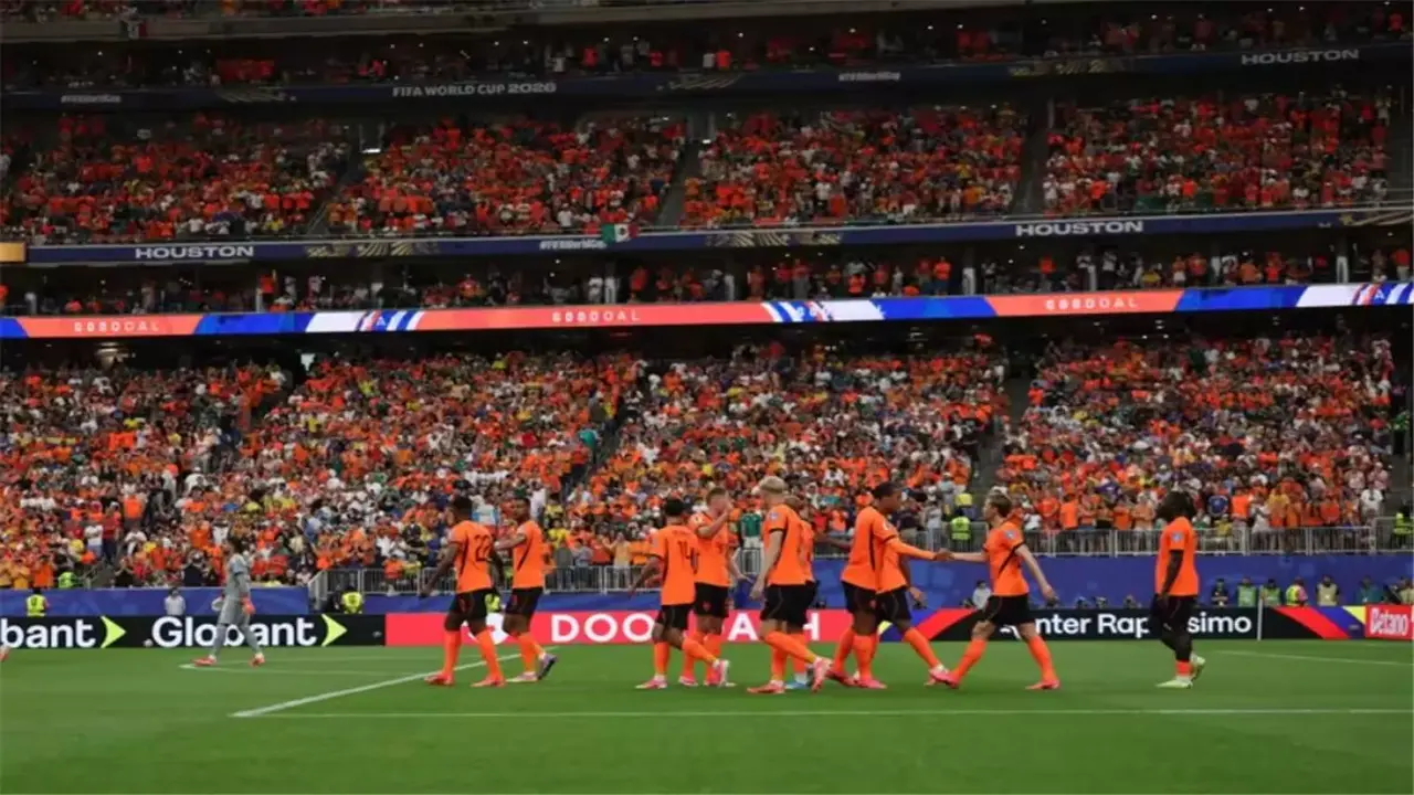 منتخب هولندا يتوج بجائزة اللعب النظيف في كأس العالم